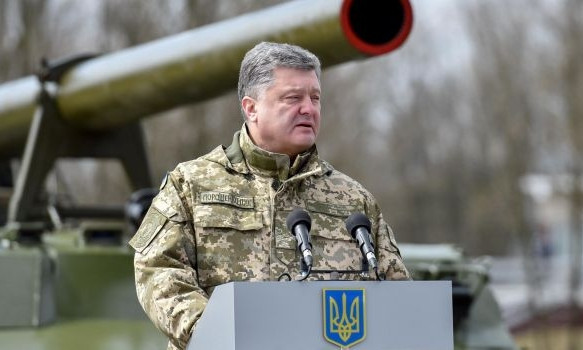 Рядом с Петром Порошенко упала в обморок военнослужащая