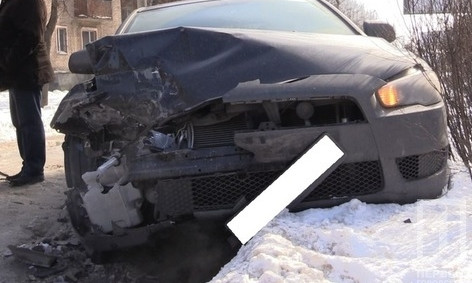 Водитель Mitsubishi не успел остановится на скользкой дороге