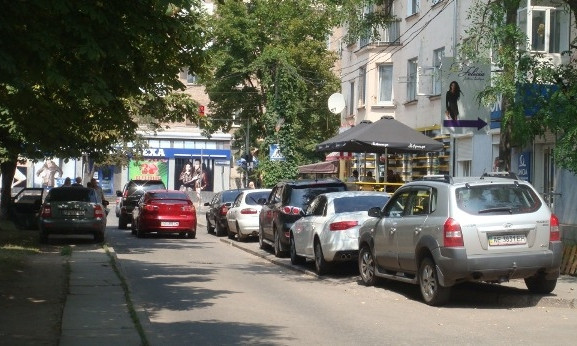Автомобили заполонили пешеходные тротуары в Кривом Роге