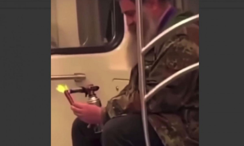 В киевском метро мужчина достал газовый примус и поджарил сосиску (ВИДЕО)