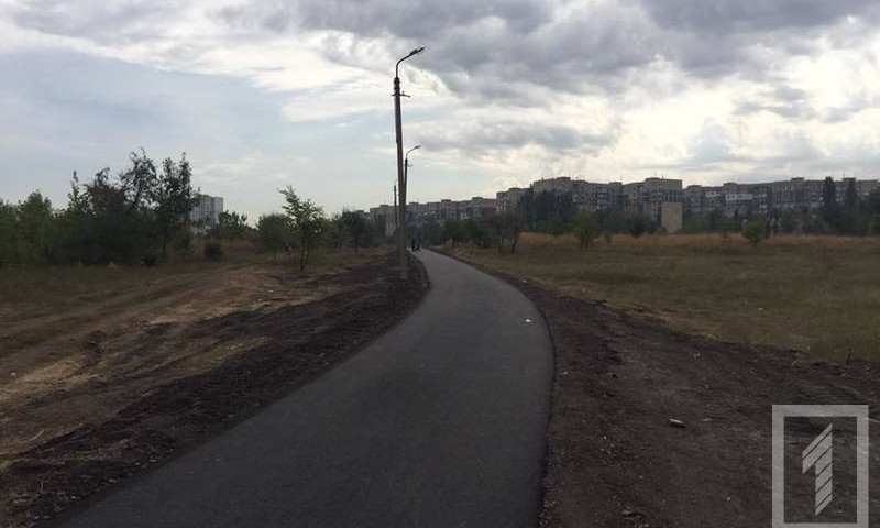 В Кривом Роге отремонтировали пешеходную дорогу между двумя микрорайонами