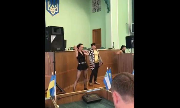 Экзотические танцы в Херсонской ОГА: скандал набирает обороты (ВИДЕО)