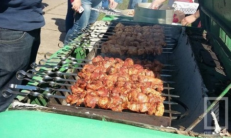 Возле цветочных часов проходит фестиваль шашлыка