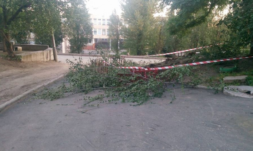 В Кривом Роге новый асфальт кладут на гнилые трубы