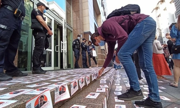 Под ВР протестуют активисты портив поправок Потураева к языковому закону (ФОТО)