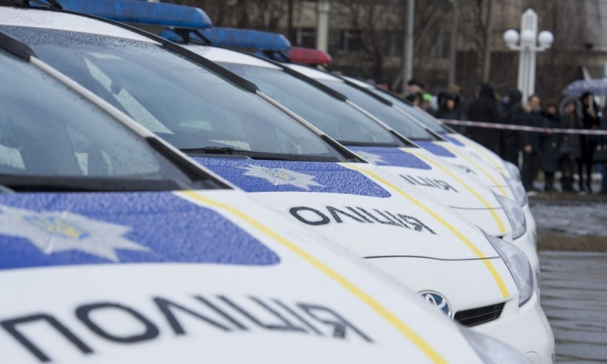 12-летняя школьница покуражилась на капоте полицейского "Приуса". Матери выписали штраф