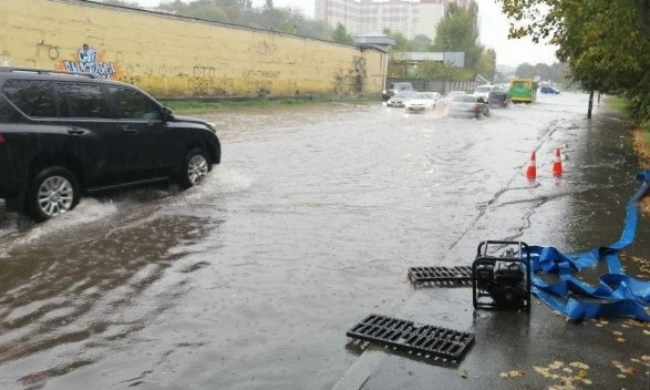 В Киеве во время ливня с коммунальщиками случился курьез (ВИДЕО)