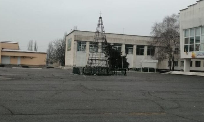 Под Херсоном площадь украшает обгоревший каркас новогодней елки (ФОТО, ВИДЕО)