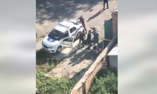 В Белой Церкви полицейские устроили потасовку на глазах коллег (ВИДЕО)