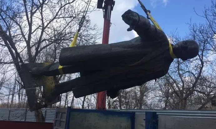 Декоммунизированного "Ленина" под Черкасами продали в Донецкую область за треть миллиона (ФОТО)
