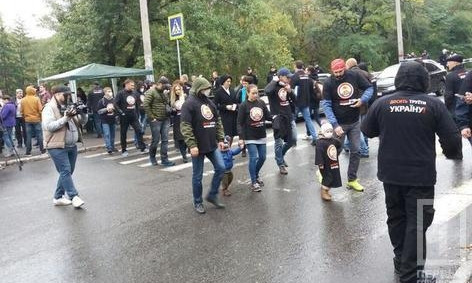 Криворожане вышли на акцию "Хватит травить Кривой Рог"