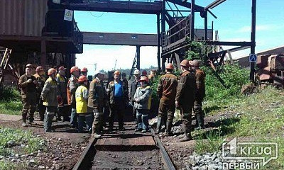 Без воды и еды! В Кривом Роге сотни горняков остаются под землей более 28 часов