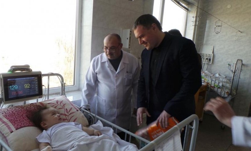 Крихітка, яку п'яна мати скинула з мосту у Миколаєві, почала сама дихати! (фото)