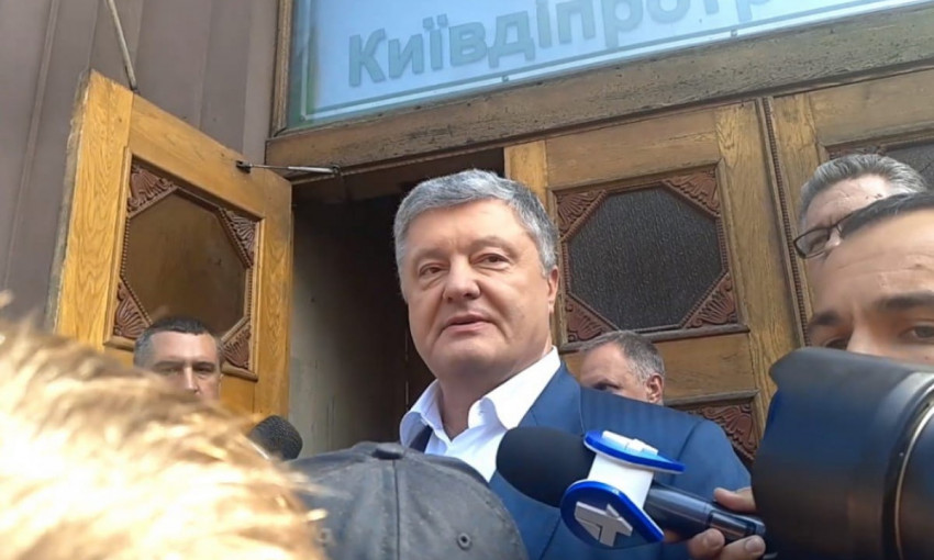"Чем это закончится, вы можете переспросить у Януковича": Порошенко у здания ГБР обратился к Зеленскому (ВИДЕО)