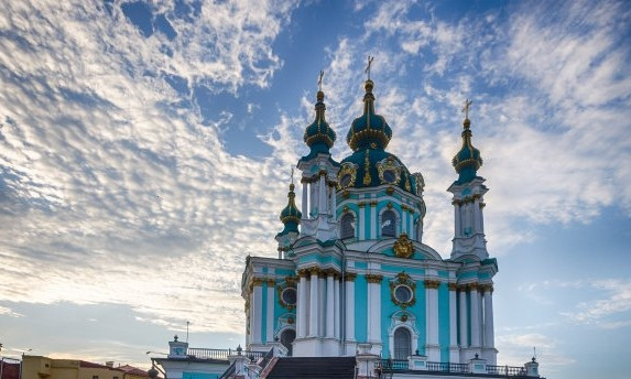 "Полные не попадут в рай": девушка толкнула священника со сцены