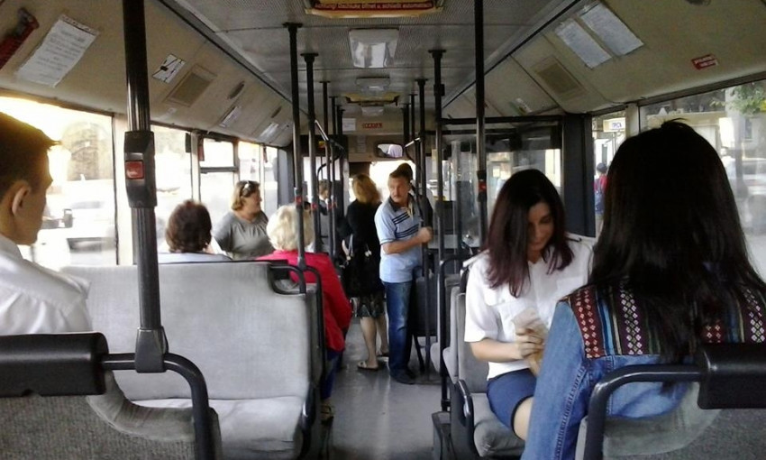 В Кривом Роге студентов пришлось загонять обратно в автобус