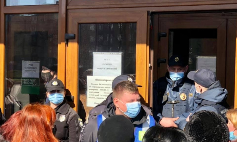 В Ивано-Франковске протесты: горожане требуют немедлено открыть рынки и дать возможность работать (ФОТО)