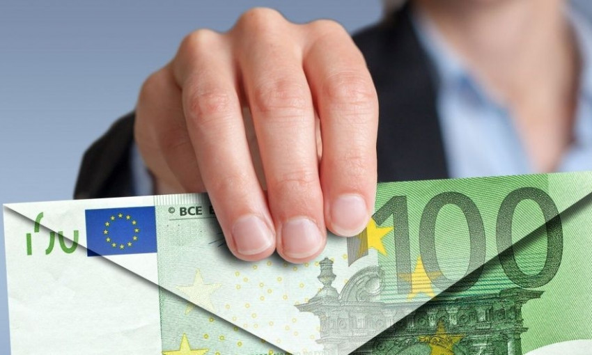 Українців-заробітчан змущують платити несправедливі податки: люди обурені