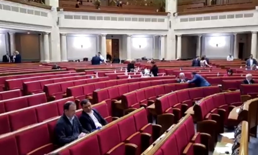 Гріх працювати: богобоязливі нардепи сьогодні не прийшли на роботу до ВРУ (відео)