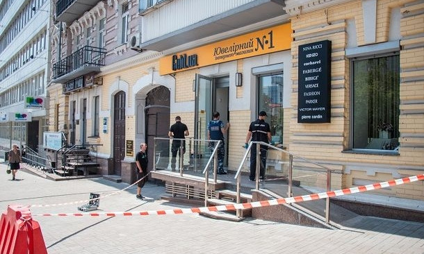 Не на того напал: на камеру попало неудачное ограбление ювелирки в Киеве