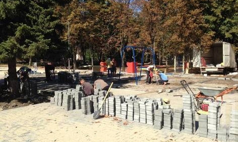 В Терновском районе Кривого Рога дети внесли свою "лепту" в ремонт сквера