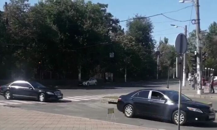 Зеленского в порт Одессы сопровождал кортеж из 9 авто (ФОТО, ВИДЕО)