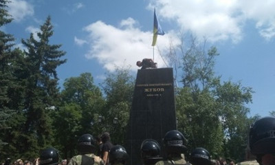 В ходе протестов в Харькове снесли памятник Жукову