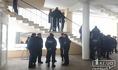 Сессия горсовета Кривого Рога под усиленной охраной
