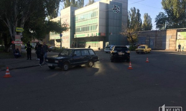 Авария в Металлургическом районе: столкнулись "ВАЗ" и "Лексус"