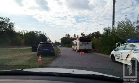 ДТП в Кривом Роге: гибридный троллейбус "соревновался" с иномаркой