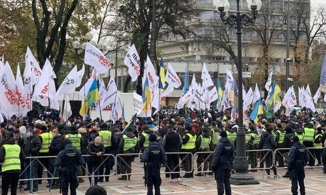 Участники SaveФОП продолжают бороться за свои права: протестующие перекрыли одну из главных дорог Киева