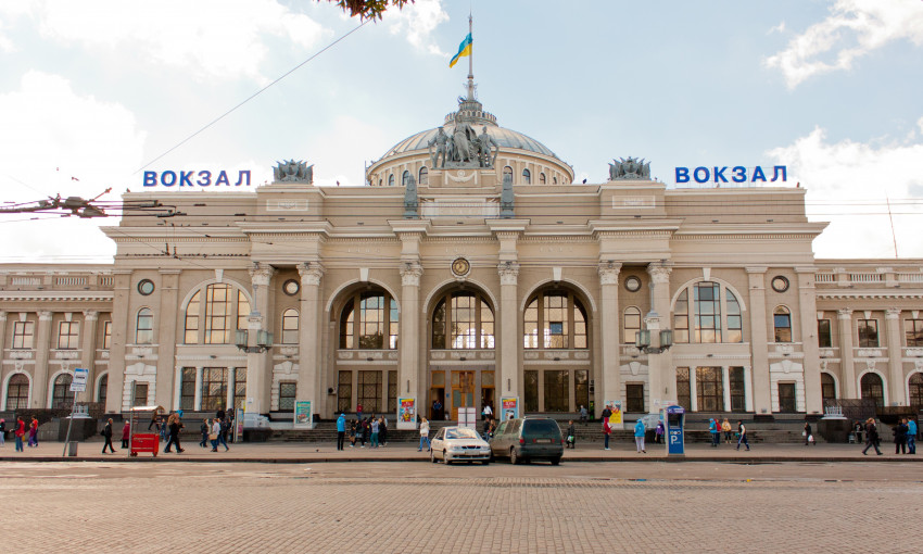Институт национальной памяти потребовал снести со зданий вокзалов Одессы, Харькова и Полтавы советские символы