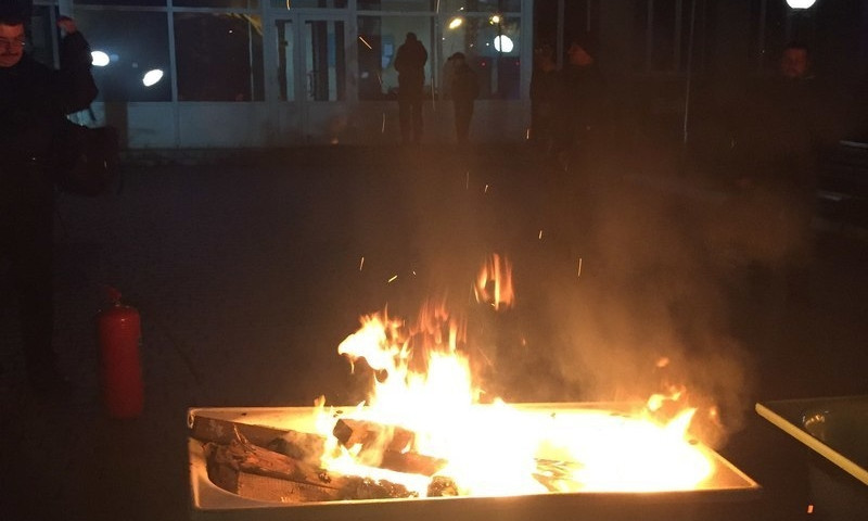 В Кривом Роге под зданием "Криворожгаза" митингующие жгли дрова 