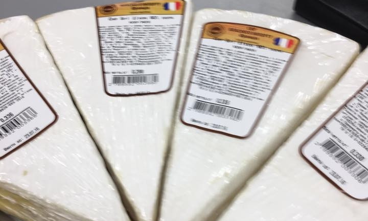 Сыр с плесенью в Кривом Роге продают с просрочкой в год