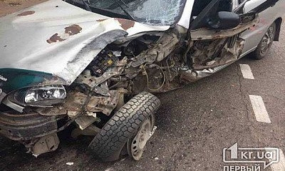 ДТП в Кривом Роге: из-за  поломки автомобиль влетел в столб