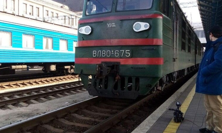 В "красной" зоне решили запретить работу железнодорожного транспорта, автобусов и даже перевозок на авто