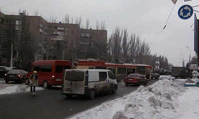 Гибридный троллейбус оборвал провода и запутался в них 