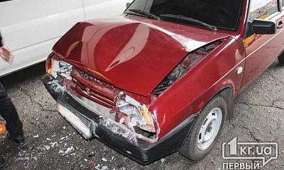 Из-за ремонта дороги: ВАЗ въехал в Mercedes