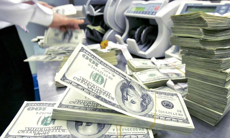 Валютный поток: кто забирает доллары НБУ