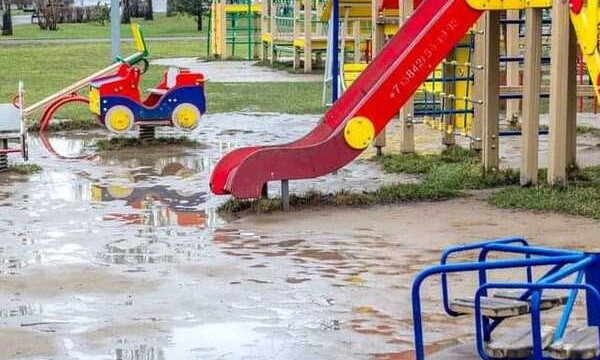 В Сумской области 12-летняя девочка заразилась коронавирусом на детской площадке