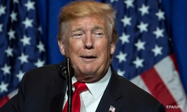 Человек в костюме стены был замечен на выступлении Трампа