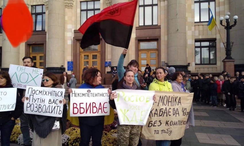 "Не смей сдавать Украину": Зеленского в Харькове встретили коридором "ганьбы" (ФОТО)