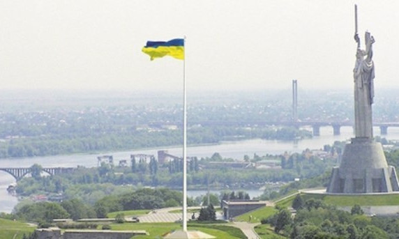 В Киеве под гимн от Джамалы подняли самый большой флаг Украины (ФОТО, ВИДЕО)