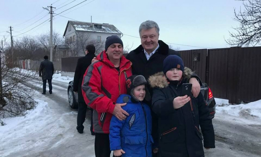 "Ребята, меняйте методички": сравните детское селфи с президентом