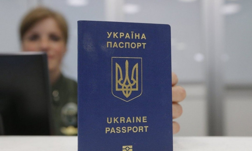 Президент Украины предложил упростить процедуру получения гражданства беженцам из РФ