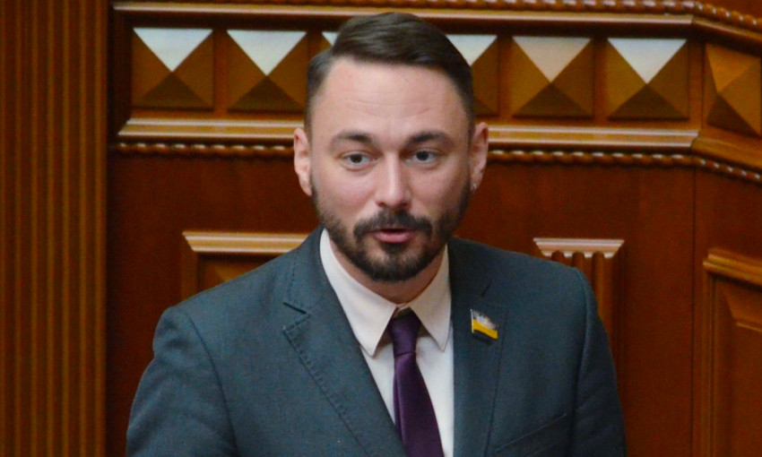 "Слуга народа" задекларировал недвижимость в РФ и указал супругу-россиянку