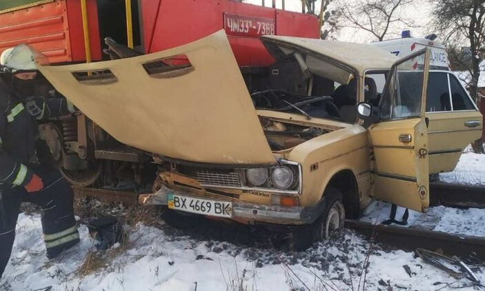 В Виннице поезд столкнулся с авто и протащил его 200 метров (ФОТО)