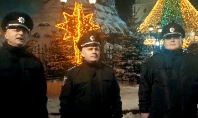 Оркестр полиции виртуозно исполнил «Щедрик» на Софийской площади Киева (ВИДЕО)