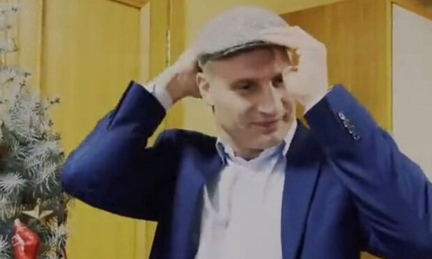 Виталий Кличко эпично потроллил шляпу с новогодней елки в Киеве (ВИДЕО)