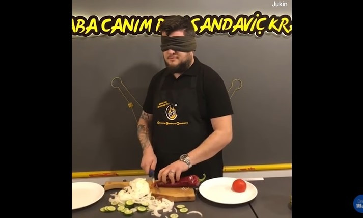 Шеф-кухар з зав'язаними очима ріже овочі з феноменальною швидкістю: відео